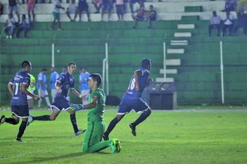 El caudro warneño celebra el gol de la igualdad.