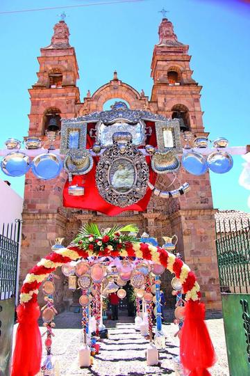 El ingreso al templo con arcos de platería.