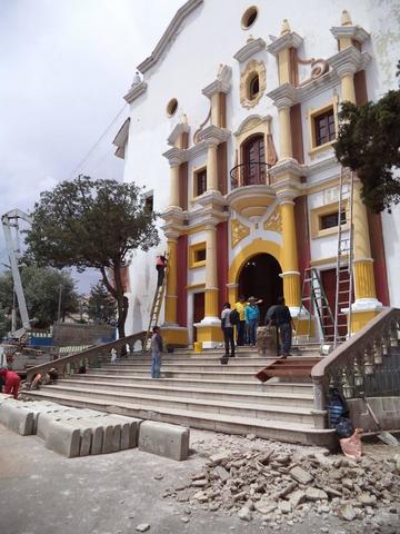 La fachada del teatro IV Centenario luce más alegre.