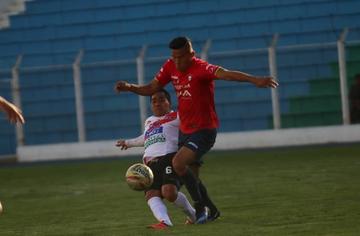 Isaías Dury es derribado por el zaguero de Wilstermann.