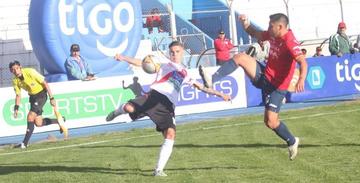 Bruno Pascua trata de levantar un centro ante la marca de su rival.