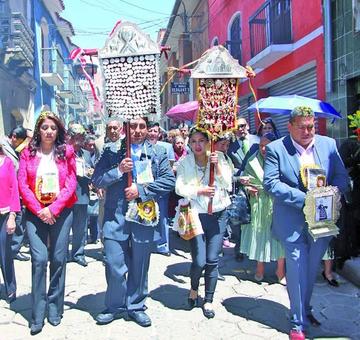 Los pasantes de la fiesta al centro.