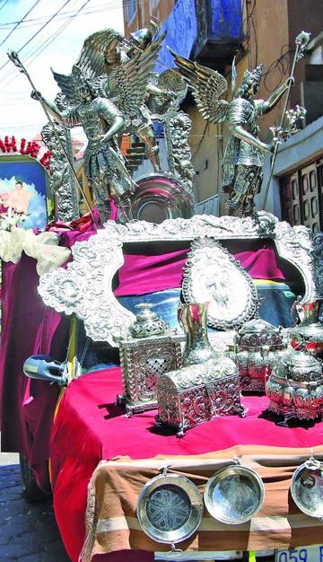 Los bellos objetos de plata.