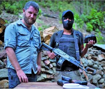 El periodista junto a un integrante de la organización de Sinaloa.
