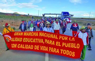 Maestros marchan por tercer día y el Gobierno los descalifica