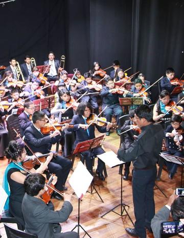 Quispe dirigiendo la actuación de la filarmónica municipal.