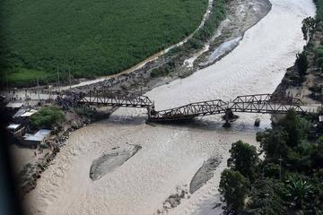 Un puente caído por la crecida del río Virú, que arrasó varios puentes en la región norteña de La Libertad.