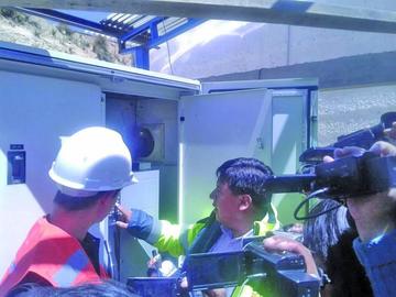 El alcalde en el encendido de una de las bombas de agua.