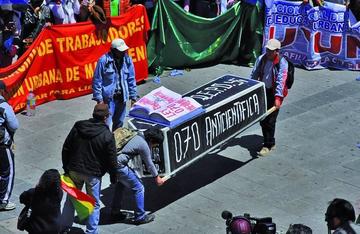 Los maestros iniciaron su marcha el 13 de marzo en Caracollo, Oruro.