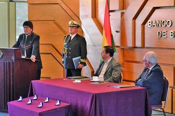 Circulan monedas por derecho al mar