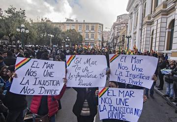 El acto procesal se efectuó en medio de masivas vigilias en todo el país y en las legaciones internacionales.