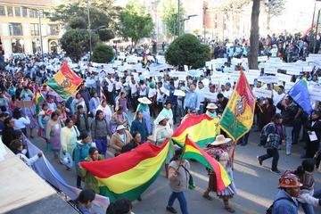 Miles de personas marchan en todo el país por el #MarParaBolivia