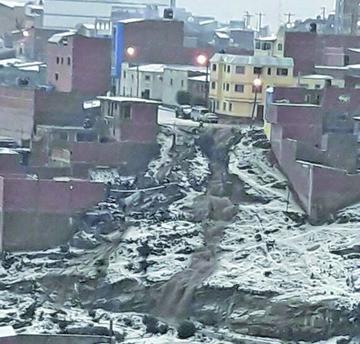 El agua bajó con mucha fuerza de la zona alta.