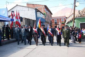 Representantes departamentales encabezaron el desfile. Al centro, el gobernador Cejas.