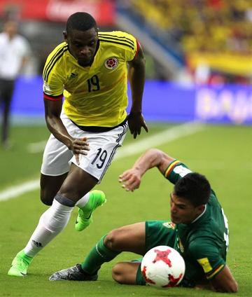 Duvan Zapata (i) supera la marca del boliviano Juan Pablo Aponte.