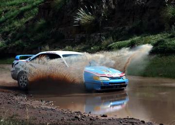 Uno de los pilotos hace saltar el agua a su paso por el río.