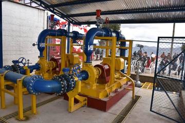 Se instalaron dos bombas enormes para llevar el agua a la parte alta.