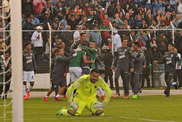 En el fondo los seleccionados festejan ante el desazón del meta argentino Sergio Romero.