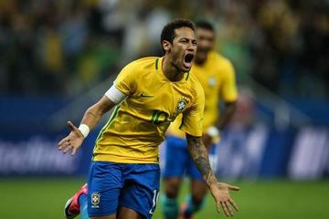 El brasileño Neymar celebra la anotación de su gol.