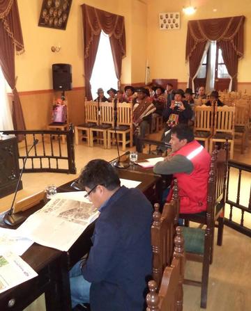 Los comunarios escucharon la sesión del Concejo Municipal.