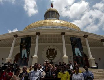 El presidente de la Asamblea Nacional de Venezuela (AN), el opositor Julio Borges (c), habla  desde el Palacio Legislati