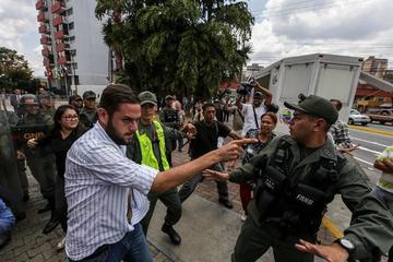 Surgen focos de protestas en principal autopista de Caracas