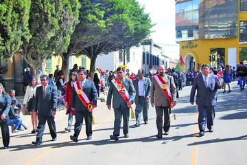 Los representantes institucionales encabezaron el desfile.