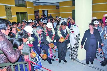 El presidente en ejercicio, gobernador y Alcalde ch'allan la nueva infraestructura.