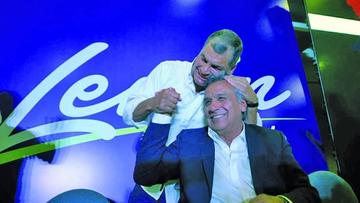 El actual presidente de la República de Ecuador, Rafael Correa, junto al nuevo mandatario de ese país, Lenín Moreno.