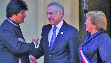 Los presidentes de Bolivia Y Chile, Evo Morales y Michelet Bachelet, junto al Ministro de Relaciones Exteriores del veci