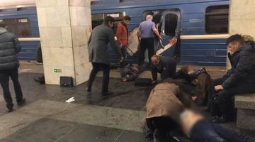 Las víctimas del atentado terrorista ocurrido en el metro de San Petersburgo, reciben ayuda.