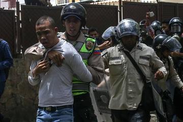 Los miembros de la Policía Nacional Bolivariana (PNB) detuvieron a muchas personas el martes 4.