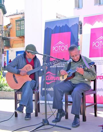 El artista Abrahan Tirado es acompañado en la guitarra por Javier Gómez.