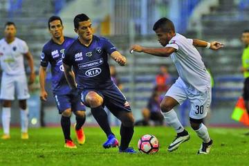 Michael Márquez (d) de Estudiantes de Caracas controla la pelota.