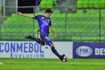 Cesar Villagra de Sol de América (Paraguay) remata el balón.