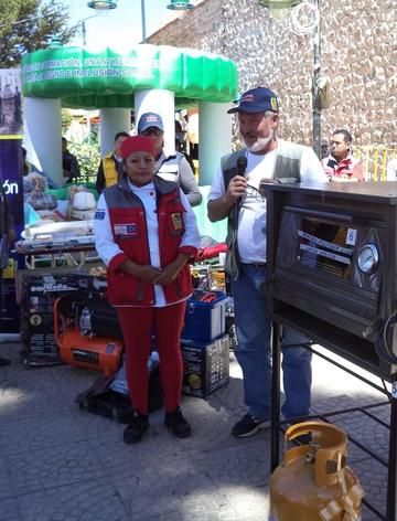 Preisig entrega un horno a una beneficiaria.