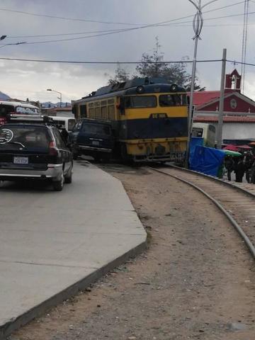 Tren casi arrolla vagoneta estacionada en la calle