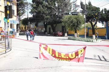 Los maestros urbanos cumplieron paros movilizados con bloqueo de calles.