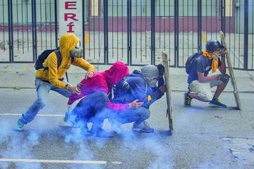 Cientos de personas participan en una manifestación por las calles de Caracas.
