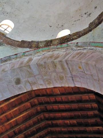 El detalle del daño del arco del templo.