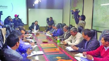 El ministro de Economía, Luis Arce, y representantes del ente matriz de los trabajadores.