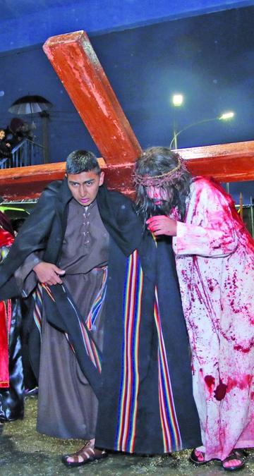 Cristo recibe ayuda.