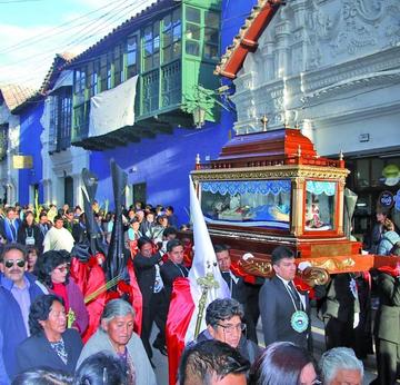 La población y grupos católicos acompañaron el Santo Sepulcro.