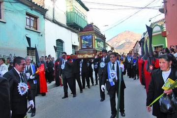 Evocan muerte de Jesús en la cruz