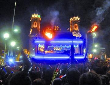 El Santo Sepulcro de San Martín en la procesión.