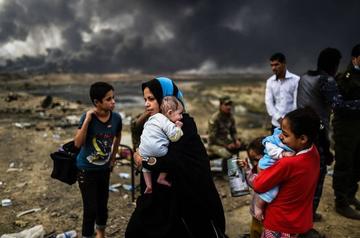 Algunas familias consiguen salir de la ciudad, pero miles no logran escapar de los combates.