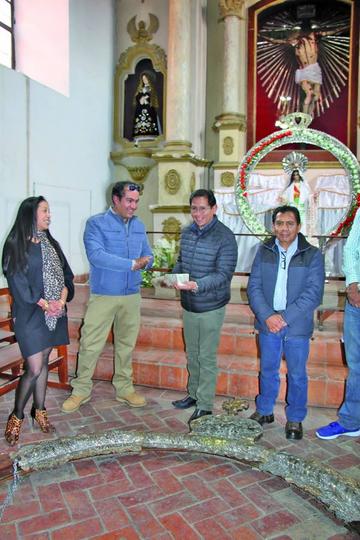 La familia Careaga con el lingote junto al sacerdote López y el orfebre Rojas.