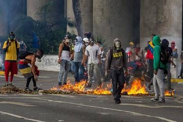 Manifestantes se enfrentan a la Policía en la capital venezolana.