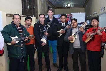 Un grupo de músicos prepara su repertorio.