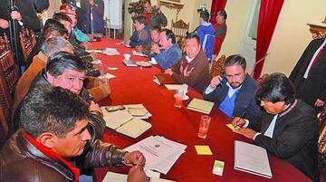 Directivos de los trabajadores del país junto al presidente Evo Morales y representantes del Gobierno.